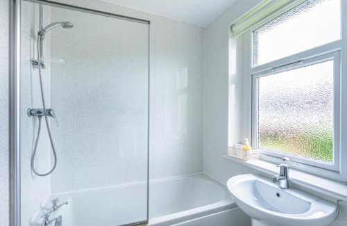 Motherwell Apartment | Cozy Millfield House: Family-Friendly 2-Bed Retreat