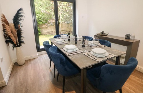 Sheffield House | Relax at Millhouses Hideaway: Pet-Friendly Retreat