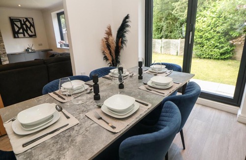 Sheffield House | Relax at Millhouses Hideaway: Pet-Friendly Retreat
