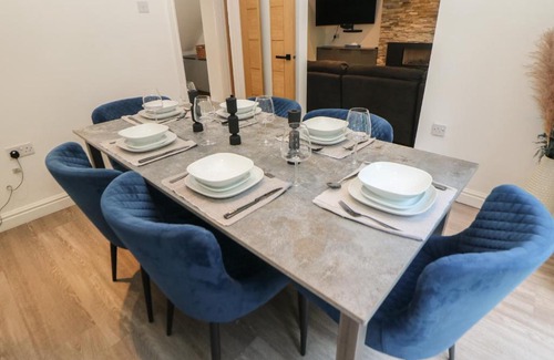 Sheffield House | Relax at Millhouses Hideaway: Pet-Friendly Retreat