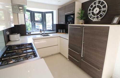 Sheffield House | Relax at Millhouses Hideaway: Pet-Friendly Retreat