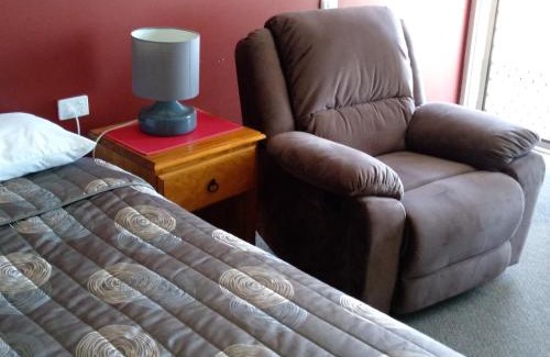 Mount Muirhead Hotel | Pet-Friendly Millicent Motel: Rated 8/10 for Family Comfort
