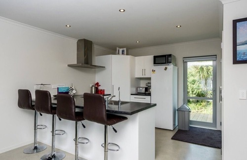 Mangawhai Heads Cottage | Serene Millies Place - Oceanfront Holiday Home in Mangawhai