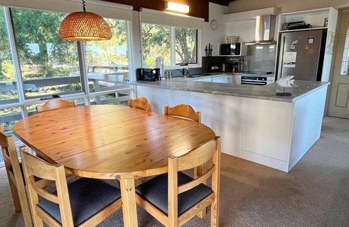 Metung House | Relaxing Family Getaway at Millimgimbi with Lake Views