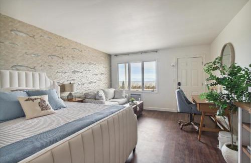 Petoskey House | Breathtaking Sunset Views, 5 Min to Downtown Petoskey