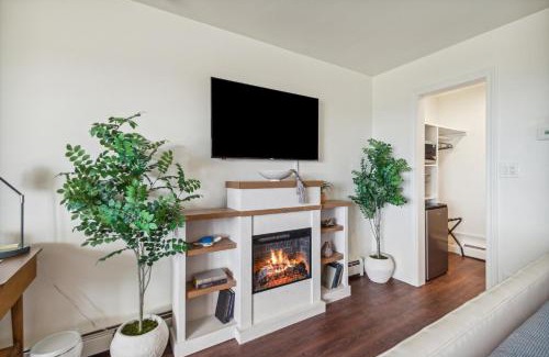 Petoskey House | Breathtaking Sunset Views, 5 Min to Downtown Petoskey
