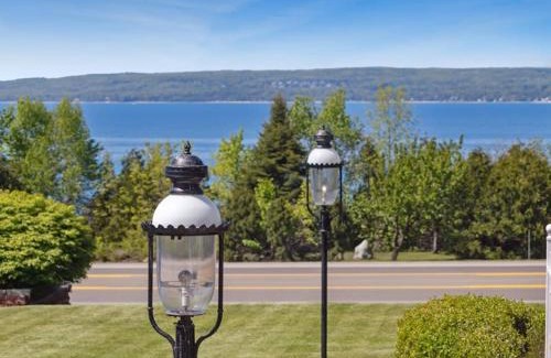 Petoskey House | Breathtaking Sunset Views, 5 Min to Downtown Petoskey