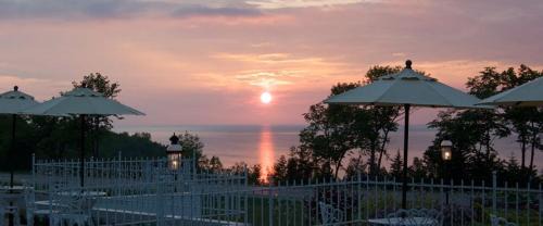 Petoskey House | Breathtaking Sunset Views, 5 Min to Downtown Petoskey