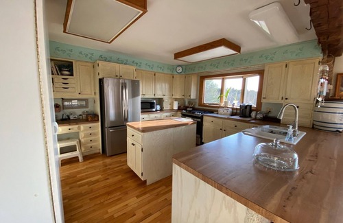 Williamsburg House | Unforgettable Views at The Birdhouse with Fantastic Amenities
