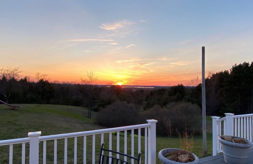 Williamsburg House | Unforgettable Views at The Birdhouse with Fantastic Amenities