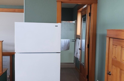 Camas Apartment | Unforgettable Views of Columbia River & Mt Hood with Spa