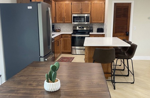 Teasdale House | Breathtaking Hilltop Views with Family-Friendly Amenities