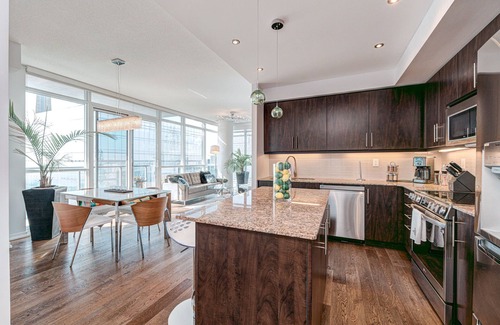 Downtown Toronto Apartment | Incredible Views of CN Tower and Waterfront with Breakfast