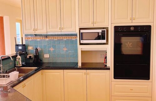 Sandy Bay House | Inviting Millions View Hobart: Family-Friendly with Kitchen