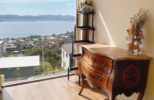Sandy Bay House | Inviting Millions View Hobart: Family-Friendly with Kitchen