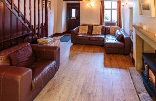 Peak District National Park House | Discover Millstone Cottage: Family & Pet-Friendly Retreat