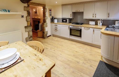 Peak District National Park House | Discover Millstone Cottage: Family & Pet-Friendly Retreat