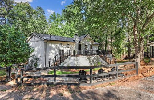 Reed Creek House | Relaxing Milltown Cove Escape with Hot Tub & Breakfast