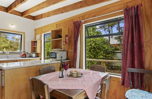Parapara Cottage | Milnthorpe Cottage - Golden Bay Holiday Home