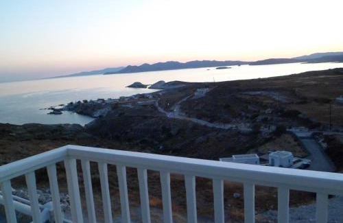 Mandrakia Hotel | Scenic Milo Milo Suites with Oceanfront Pool Views