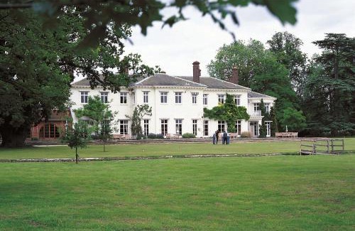 Steventon Hotel | Discover Milton Hill House: Pet Friendly with Pool & Hot Tub