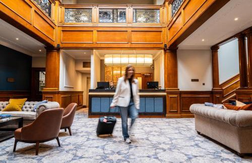 Steventon Hotel | Discover Milton Hill House: Pet Friendly with Pool & Hot Tub