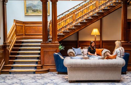 Steventon Hotel | Discover Milton Hill House: Pet Friendly with Pool & Hot Tub