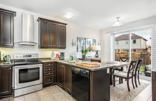 Halton Regional Municipality House | Milton: Your Ideal Home Away From Home with Family Amenities