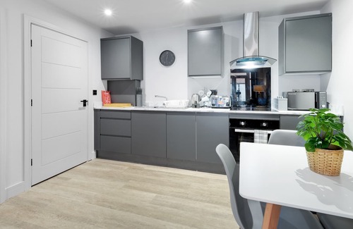 Yardley Gobion Apartment | Cozy Milton Keynes Infra Mews Apt with Parking & Breakfast