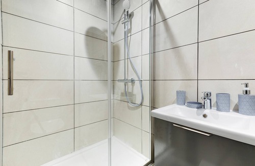 Milton Keynes Apartment | Milton Keynes Infra Mews Apt 06 with Breakfast & Parking
