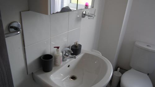 Milton Keynes Apartment | Milton Keynes Short Stay House with Free Parking & WIFI