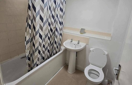 Bletchley House | Milton Keynes - Sleeps 6 - Free Parking