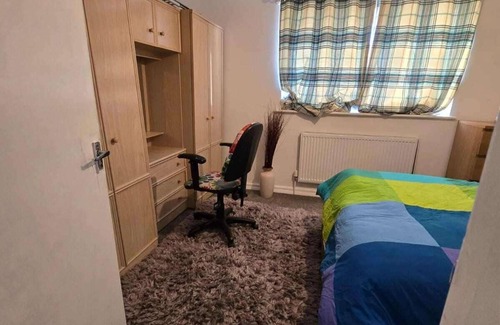 Bletchley House | Milton Keynes - Sleeps 6 - Free Parking
