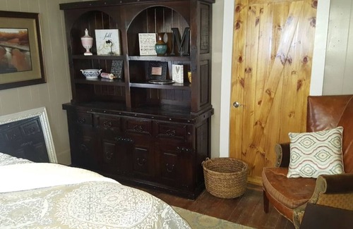Dripping Springs House | Historic Miltons Cottage with Breakfast in Dripping Springs