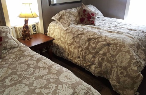 Dripping Springs House | Historic Miltons Cottage with Breakfast in Dripping Springs