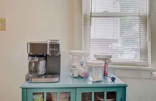 Lower East Side Apartment | Milwaukee 1BR Bungalow with Ocean View and Free Parking