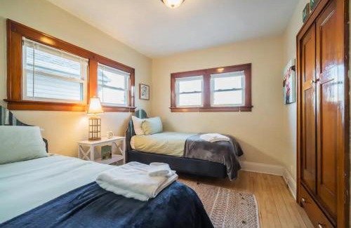 Milwaukee House | Pet-Friendly Milwaukee Bungalow with High Guest Ratings