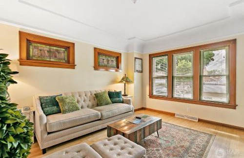 Milwaukee House | Pet-Friendly Milwaukee Bungalow with High Guest Ratings