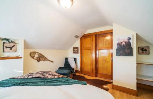 Milwaukee House | Pet-Friendly Milwaukee Bungalow with High Guest Ratings