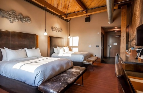 Fifth Ward Hotel | Pet-Friendly Milwaukee Haven with Deluxe Two Queen Beds