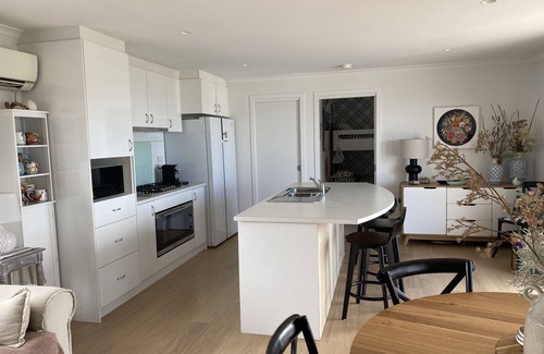 Lulworth House | Beachfront Bliss at Mima’s Nest - Rated 9.6/10!
