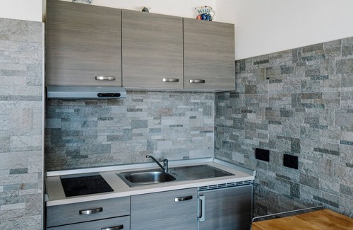 Cervo Apartment | Cozy Mimosa One Bedroom Apartment with Spa & Breakfast