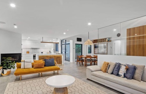 Hyams Beach House | Mimosa Lodge - 250m to Chinamans Beach in Jervis Bay!