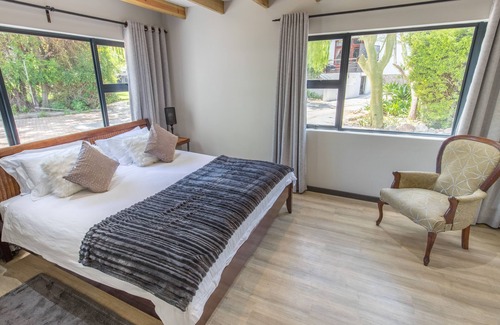 Montagu House | Discover Relaxation at Mimosa Lodge: 4-Star Comfort Awaits