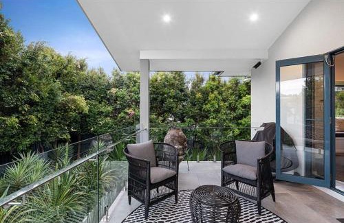 Hyams Beach Apartment | Mimosa Retreat - 250m to Chinamans Beach in Jervis Bay!