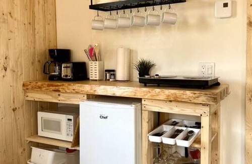Saint-Gabriel-de-Valcartier Ski Chalet | Cozy Mini Cottage #1 by the River with Breakfast Included