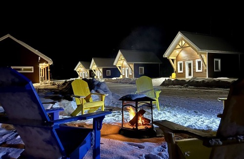 Saint-Gabriel-de-Valcartier Ski Chalet | Cozy Mini Cottage #1 by the River with Breakfast Included
