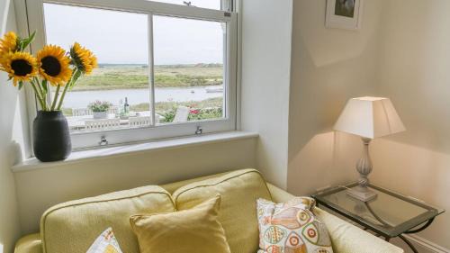 Ty Croes House | Beachfront Getaway at Min y Don with Ocean View Rooms