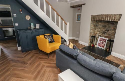 Dinas Cross House | Min-Y-Ffordd