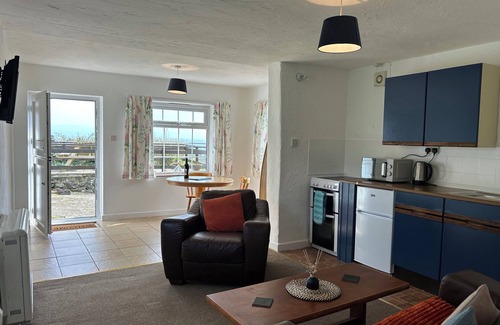 Llanystumdwy Cottage | Pet-Friendly MIN Y MOR with Garden in Criccieth